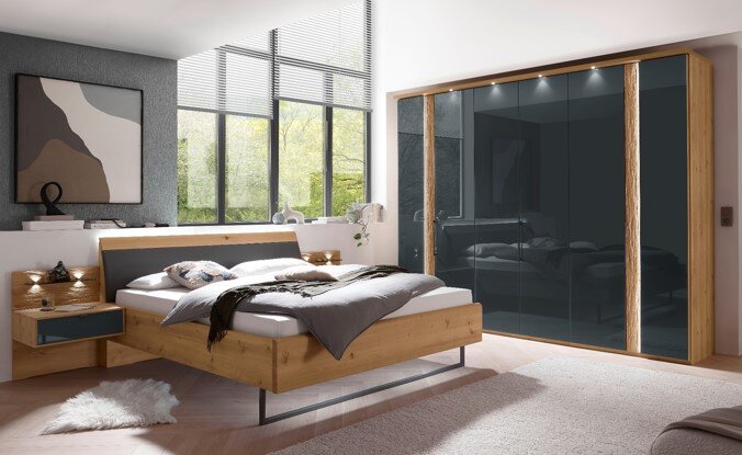 Modernes Schlafzimmer mit einem Nachtschrank-Paar aus Holz, seitliche Perspektive.