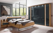 Modernes Schlafzimmer mit einem Nachtschrank-Paar aus Holz, seitliche Perspektive.