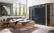 Moderne slaapkamer met een paar houten nachtkastjes, zijaanzicht.