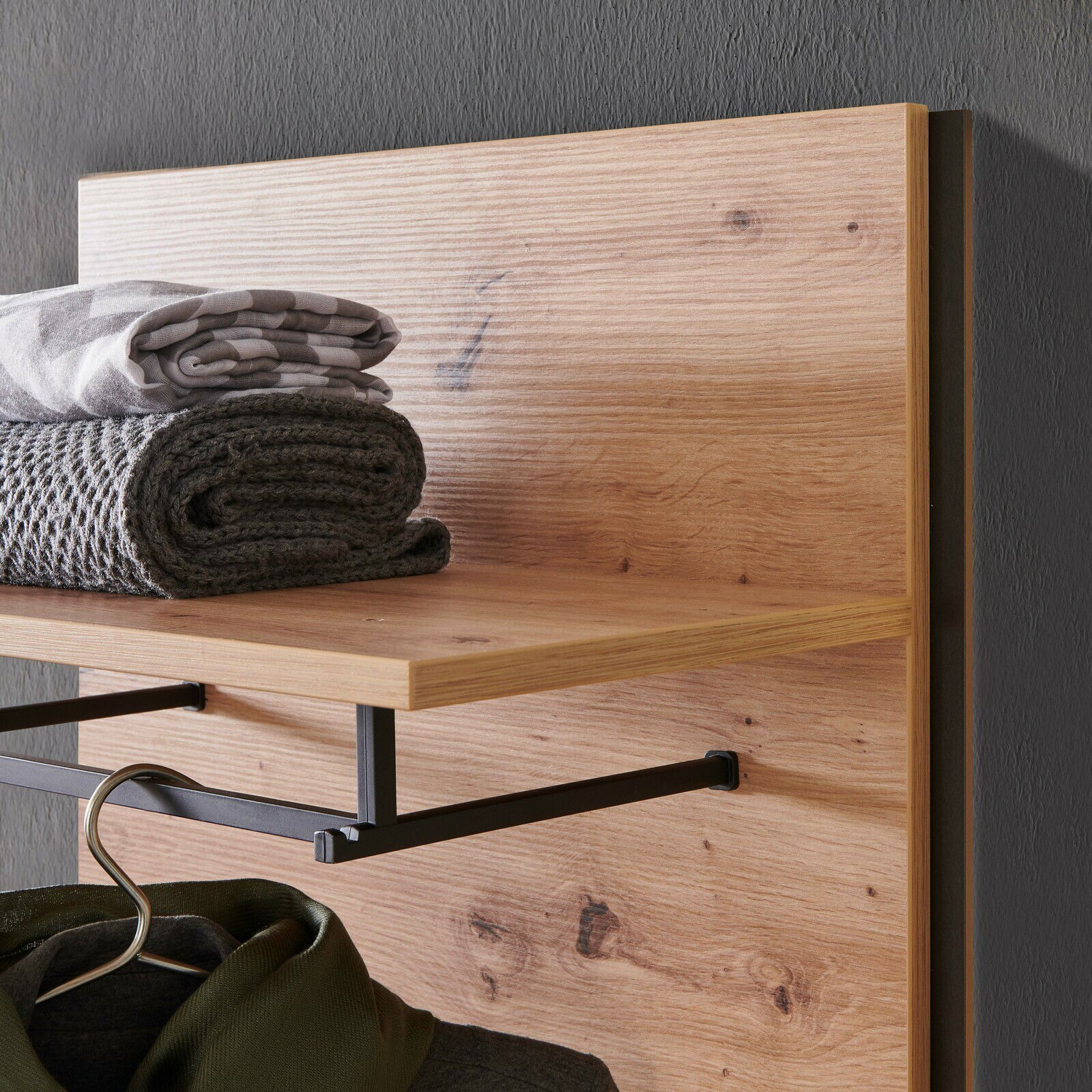 Holz-Wandpaneel mit Ablage und Kleiderstange, seitliche Perspektive