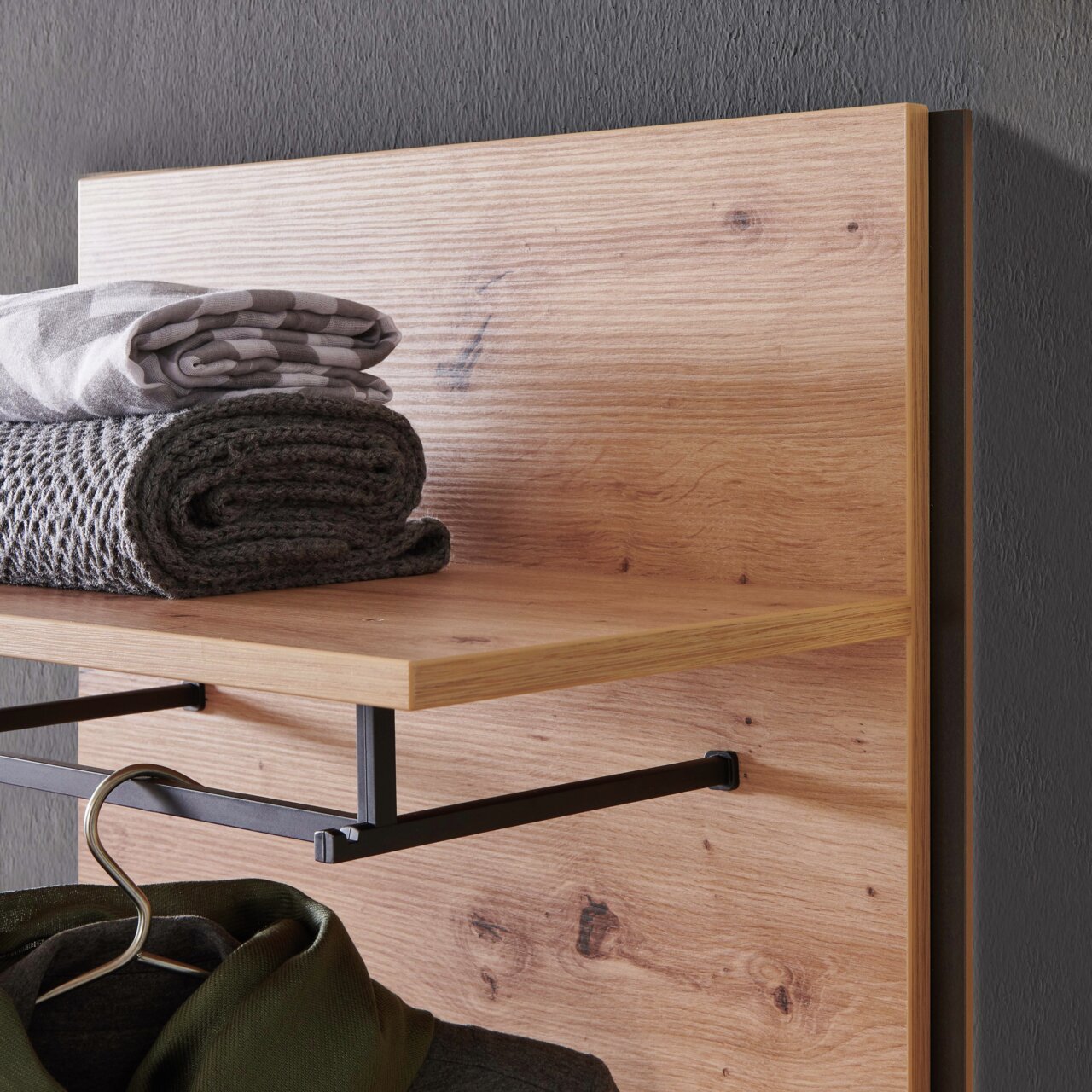Holz-Wandpaneel mit Ablage und Kleiderstange, seitliche Perspektive