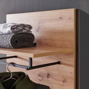 Holz-Wandpaneel mit Ablage und Kleiderstange, seitliche Perspektive