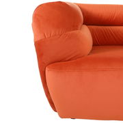 Nahaufnahme eines orangefarbenen Big Sofas mit weicher Polsterung und abgerundeten Formen, seitliche Perspektive.