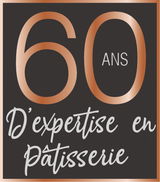 Jubiläumslogo mit der Aufschrift '60 ans d'expertise en pâtisserie' in stilvoller Schrift auf dunklem Hintergrund, frontal betrachtet.