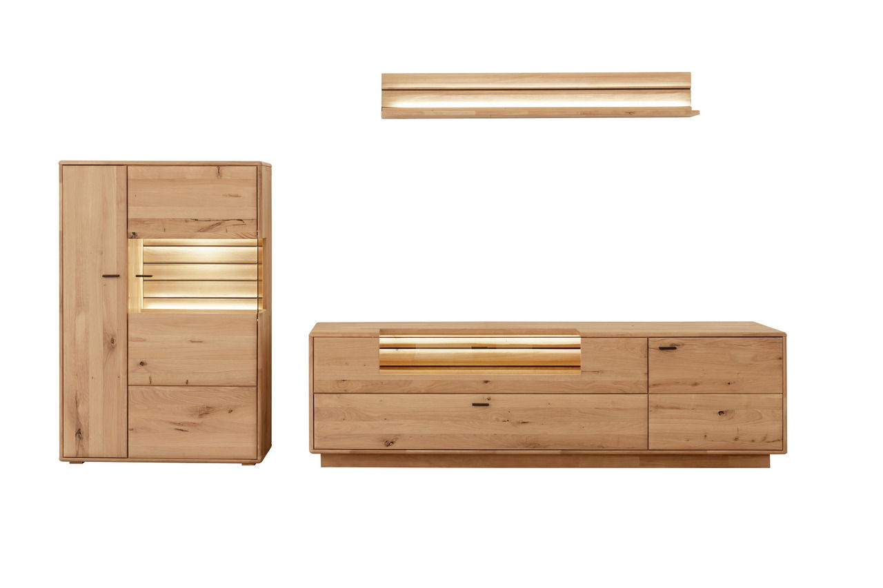 Linea Natura Wandkombination GEORGIA Frontale Ansicht einer modernen Wandkombination aus Holz mit integrierter Beleuchtung, bestehend aus einem hohen Schrank, einem niedrigen Sideboard und einem Wandregal.