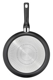 Ansicht von unten einer Bratpfanne Titanium 28 cm mit Induktionsboden und schwarzem Griff