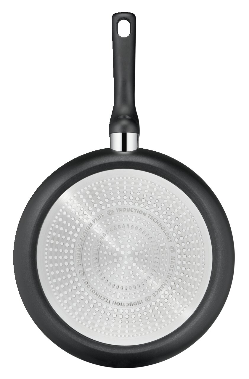 Onderaanzicht van een Titanium-koekenpan van 28 cm met inductiebodem en zwart handvat