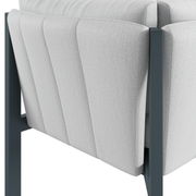 Rückansicht eines Lounge-Ecksofas mit hellgrauem Stoffbezug und dunklem Metallrahmen.