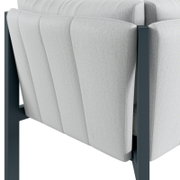 Rückansicht eines Lounge-Ecksofas mit hellgrauem Stoffbezug und dunklem Metallrahmen.