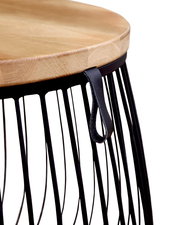 Nahaufnahme eines Beistelltisches mit runder Holzplatte und schwarzem Metallgestell, seitliche Perspektive