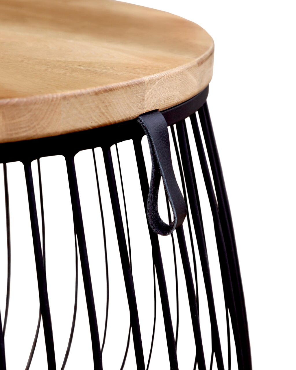 Nahaufnahme eines Beistelltisches mit runder Holzplatte und schwarzem Metallgestell, seitliche Perspektive