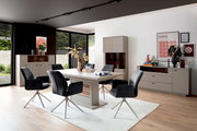Moderne Esszimmer-Einrichtung mit Esstisch, Stühlen und Vitrinen in einem hellen Raum, seitliche Perspektive.