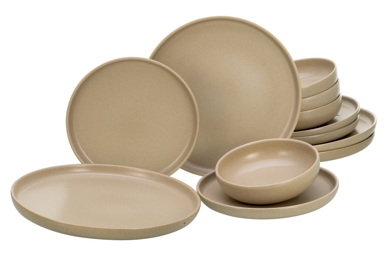 Creatable Tellerset 12-tlg UNO Beigefarbenes 12-teiliges Tellerset aus Keramik, bestehend aus flachen und tiefen Tellern, in einer seitlichen Perspektive.