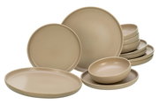 Beigefarbenes 12-teiliges Tellerset aus Keramik, bestehend aus flachen und tiefen Tellern, in einer seitlichen Perspektive.