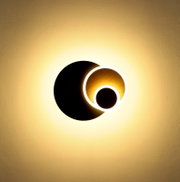 Moderne runde LED-Wandleuchte in Schwarz mit goldfarbener Innenfläche und leuchtenden Ringelementen, warmweißes indirektes Licht an heller Wand, Frontalansicht von vorn