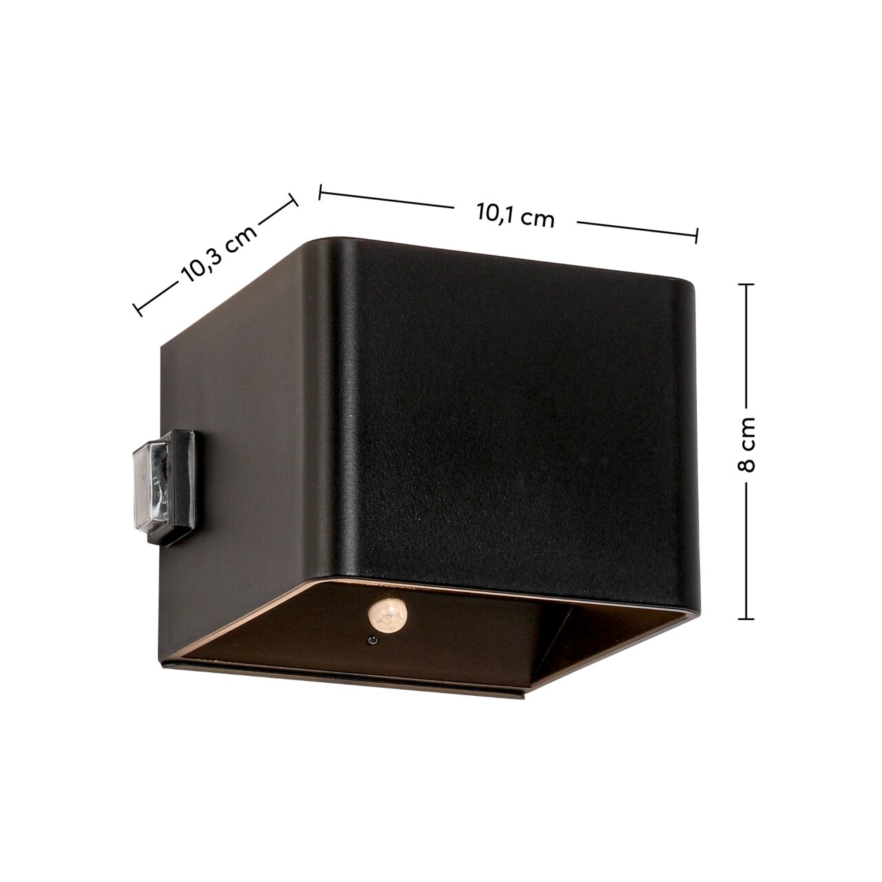 Zwarte wandlamp op accu in kubusvorm, gezien vanaf de zijkant, met zichtbare afmetingen van 10,3 cm x 10,1 cm x 8 cm.