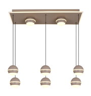 Moderne LED-Pendelleuchte mit sechs kugelförmigen Lampen, hängend an schwarzen Kabeln von einer rechteckigen Deckenplatte. Perspektive von unten.