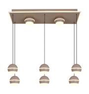 Moderne LED-Pendelleuchte mit sechs kugelförmigen Lampen, hängend an schwarzen Kabeln von einer rechteckigen Deckenplatte. Perspektive von unten.