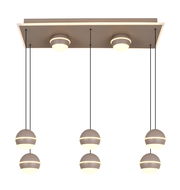 Moderne LED-Pendelleuchte mit sechs kugelförmigen Lampen, hängend an schwarzen Kabeln von einer rechteckigen Deckenplatte. Perspektive von unten.