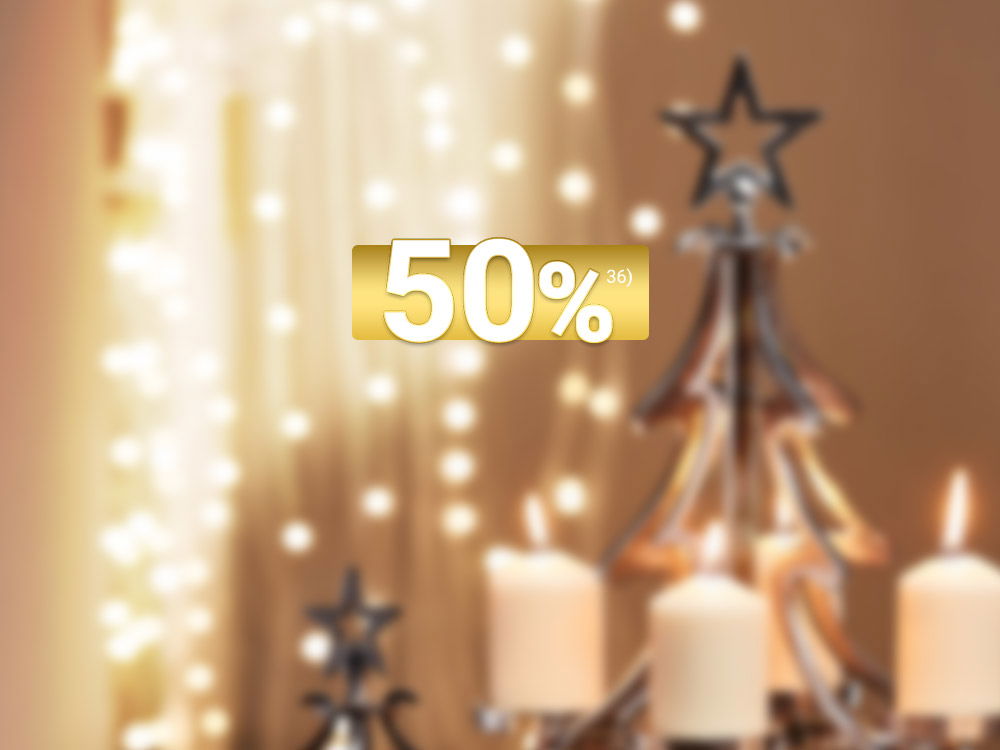 Stimmungsvolle Weihnachtsdeko mit Kerzenhaltern, Sternmotiven und warmen Lichterketten im Hintergrund