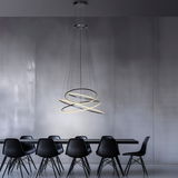 Moderne Pendelleuchte PURE Flying Ring in einem eleganten Esszimmer, seitliche Perspektive.