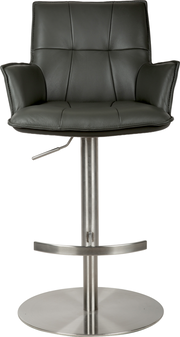 Schwarzer, gepolsterter Barhocker mit Armlehnen und Steppnähten, höhenverstellbar mit Edelstahl-Säule, Fußstütze und rundem Tellerfuß, frontal von vorne freigestellt