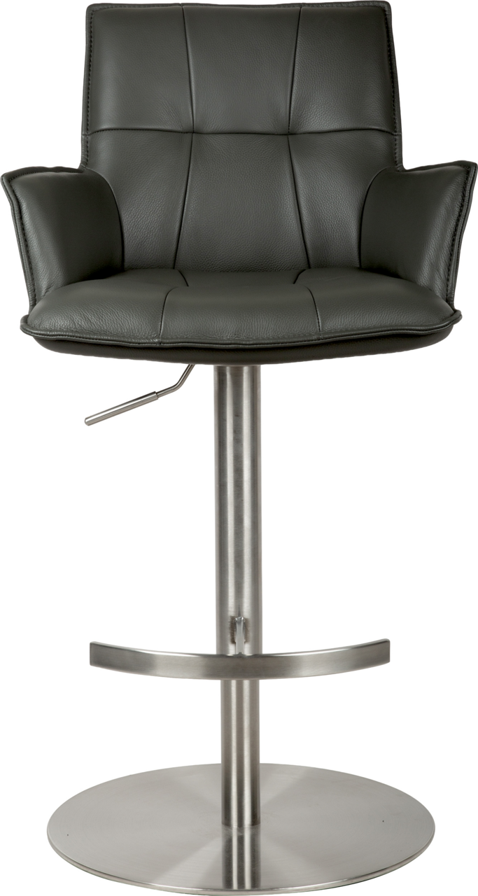 Schwarzer, gepolsterter Barhocker mit Armlehnen und Steppnähten, höhenverstellbar mit Edelstahl-Säule, Fußstütze und rundem Tellerfuß, frontal von vorne freigestellt
