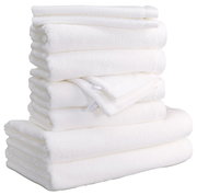 Ein Stapel weißer Handtücher, seitliche Perspektive