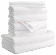 Ein Stapel weißer Handtücher, seitliche Perspektive