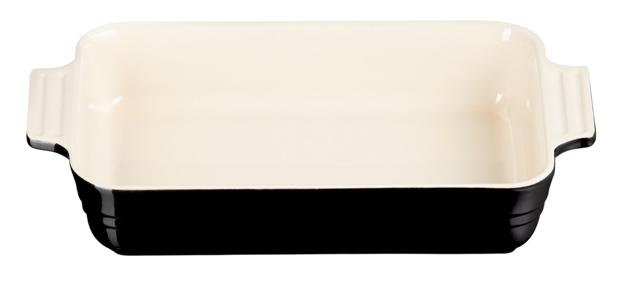 LE CREUSET Ovenvorm 25 cm, zwart Zwarte ovenschaal van 25 cm met crèmekleurige binnenkant, gezien van bovenaf