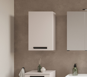 Moderner Hängeschrank in Weiß mit schwarzem Griff, frontal betrachtet, an einer beigen Wand montiert.