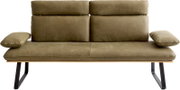 Olivegrünes 2-Sitzer Sofa mit gepolsterten Armlehnen, hoher geteilter Rückenlehne, Holzsockel und schwarzen Metallfüßen, Frontansicht