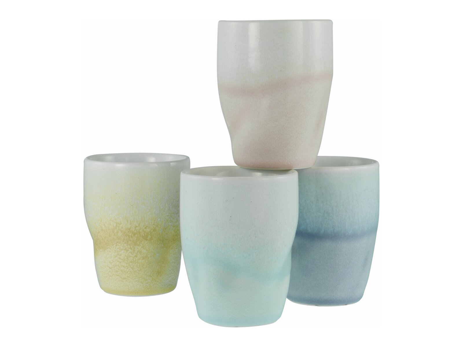 Vier matte Keramikbecher in Pastellfarben (Gelb, Mint, Blau und Rosa) auf weißem Hintergrund, frontal in leicht erhöhter Perspektive arrangiert, ein Becher oben auf zwei weiteren gestapelt.