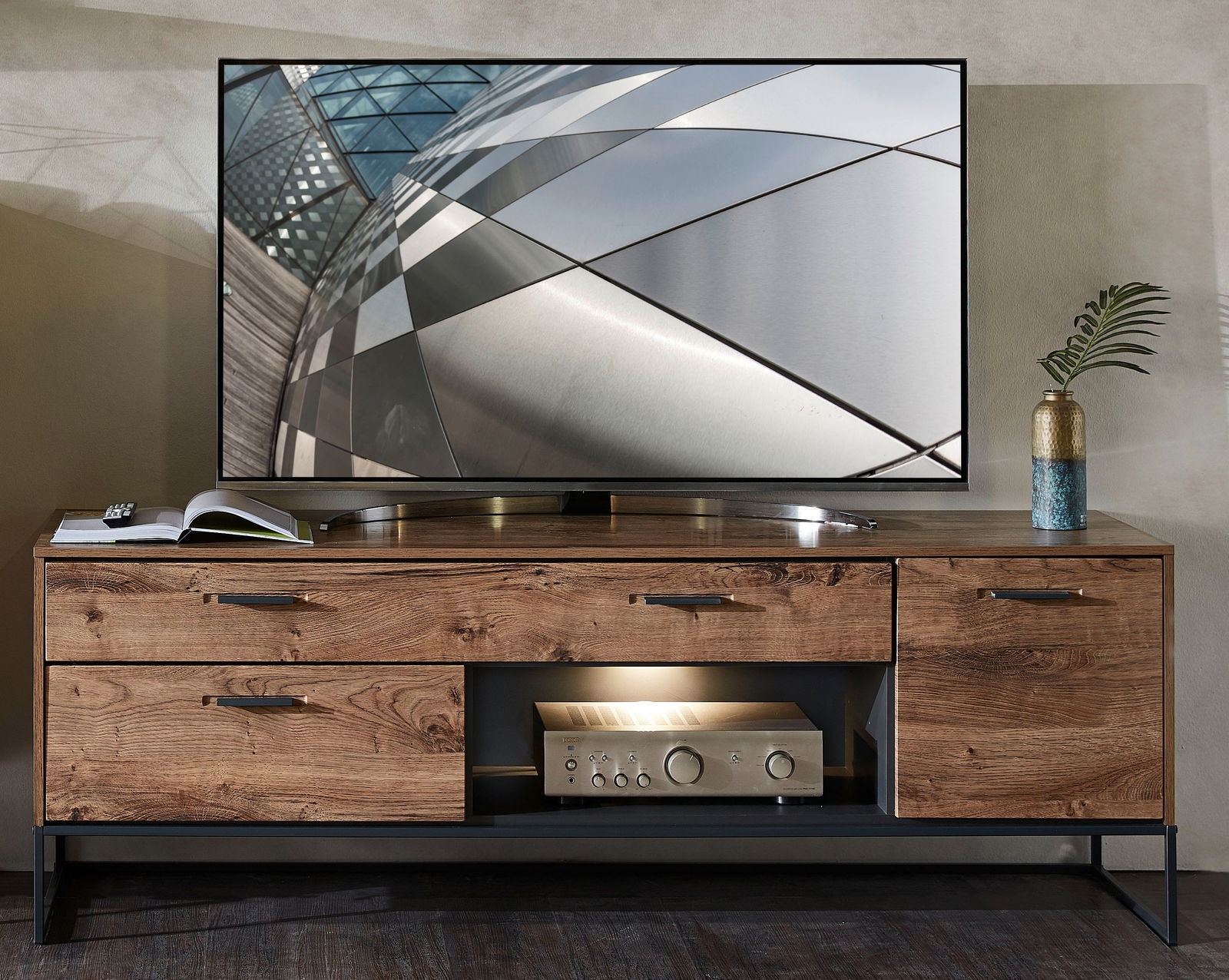 Zurbrüggen TV-Lowboard MANHATTAN TV-Unterteil aus Holz mit modernem Design, frontal fotografiert. Es hat Schubladen und offene Fächer, ideal für Wohnzimmer.