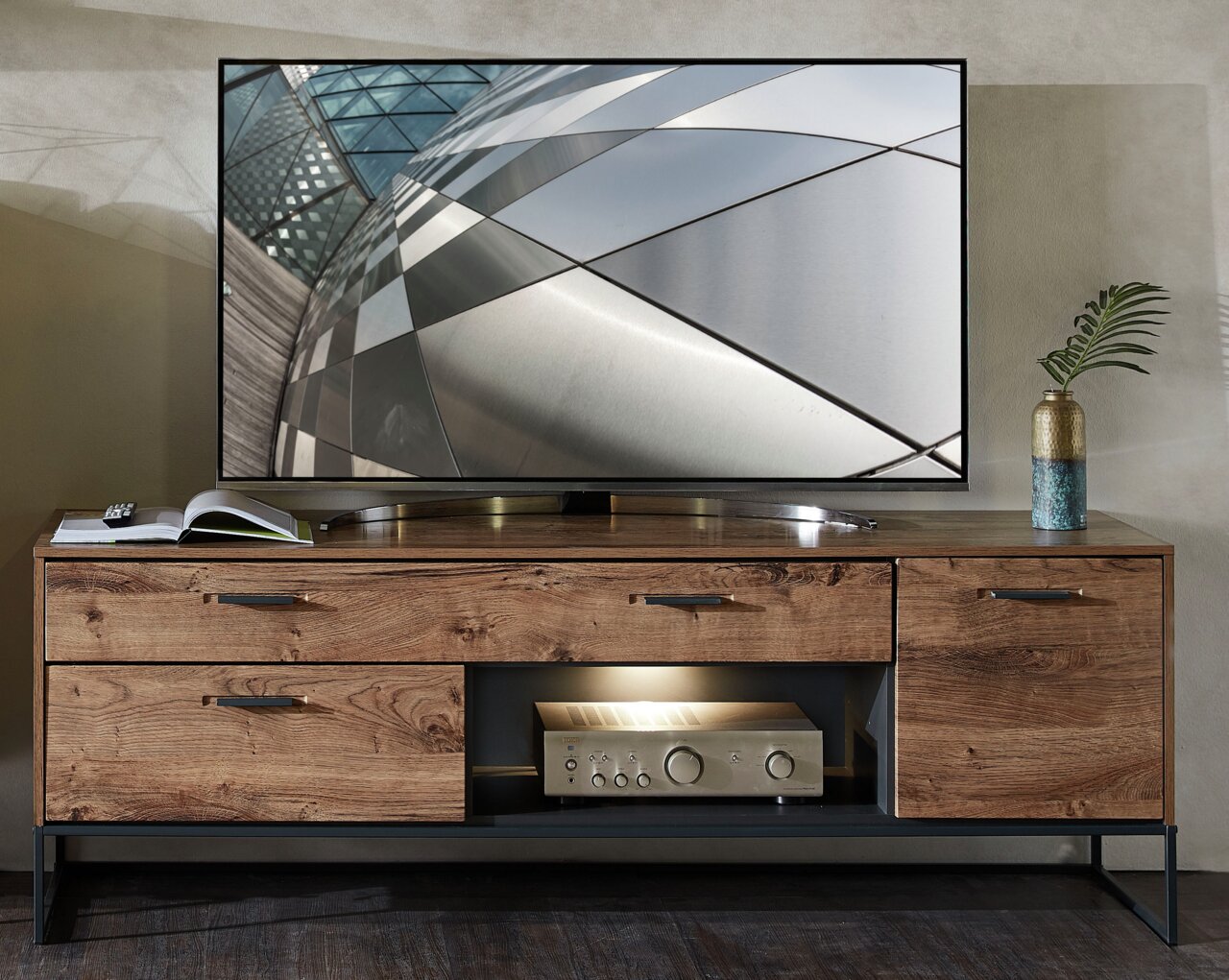 TV-Unterteil aus Holz mit modernem Design, frontal fotografiert. Es hat Schubladen und offene Fächer, ideal für Wohnzimmer.
