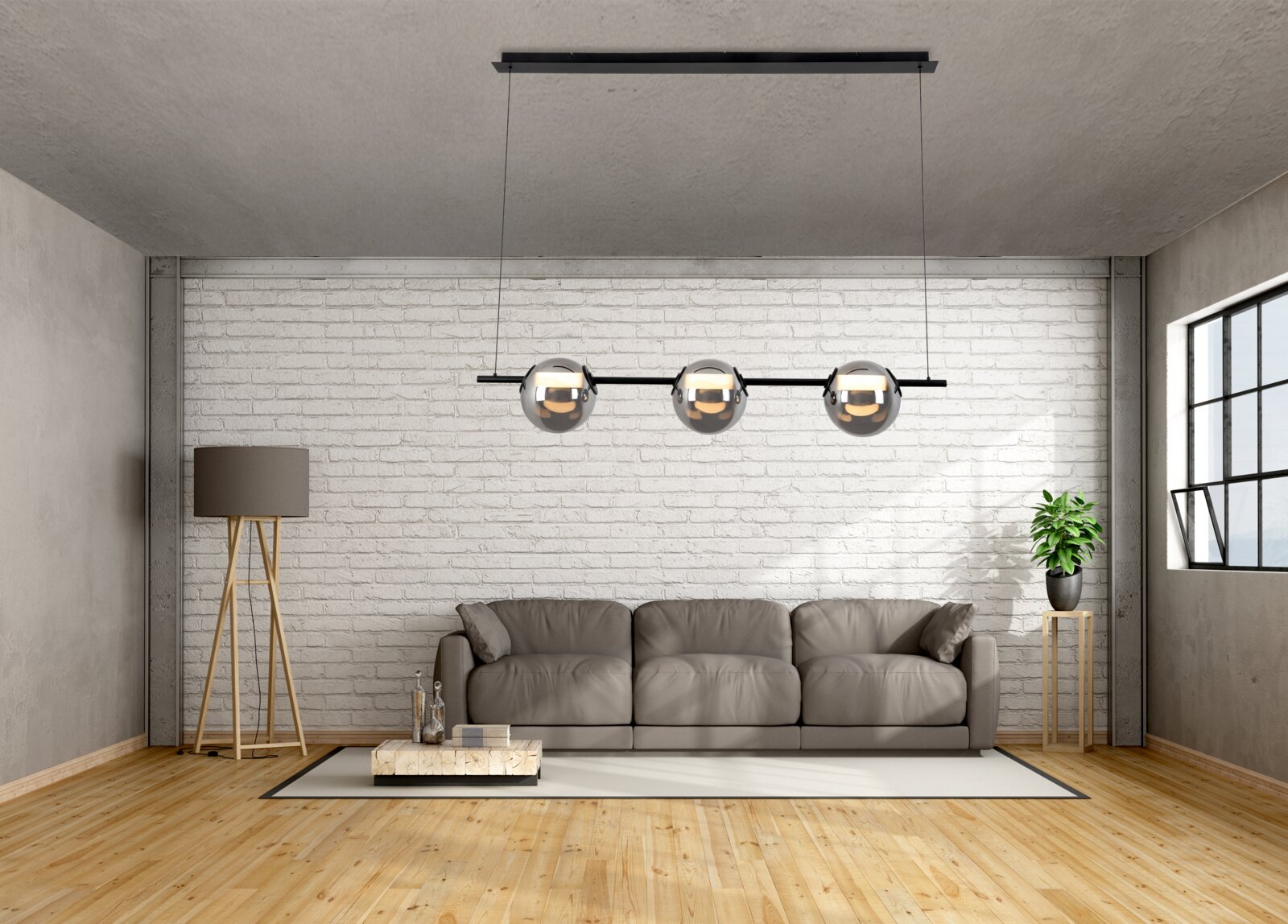 Moderne Pendelleuchte mit drei rauchgrauen Glaskugeln an schwarzer Stange, frontal in einem Wohnzimmer über einem grauen Sofa fotografiert