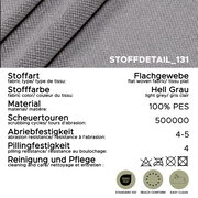 Nahaufnahme aus schräger Perspektive: hellgraues Flachgewebe (100% PES) mit Stoffstruktur; Scheuertouren 500000, Abriebfestigkeit 4–5, Pillingfestigkeit 4, Pflegehinweise und OEKO-TEX Standard 100/REACH/Easy Clean Symbole.