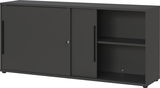 Schwarzer Schiebetürenschrank mit zwei Türen, eine teilweise geöffnet, zeigt Innenregale. Perspektive von vorne.