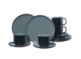 Kaffee-Set Jasper 12-teilig in Schwarz, bestehend aus Tassen, Untertassen und Tellern, aus seitlicher Perspektive fotografiert.