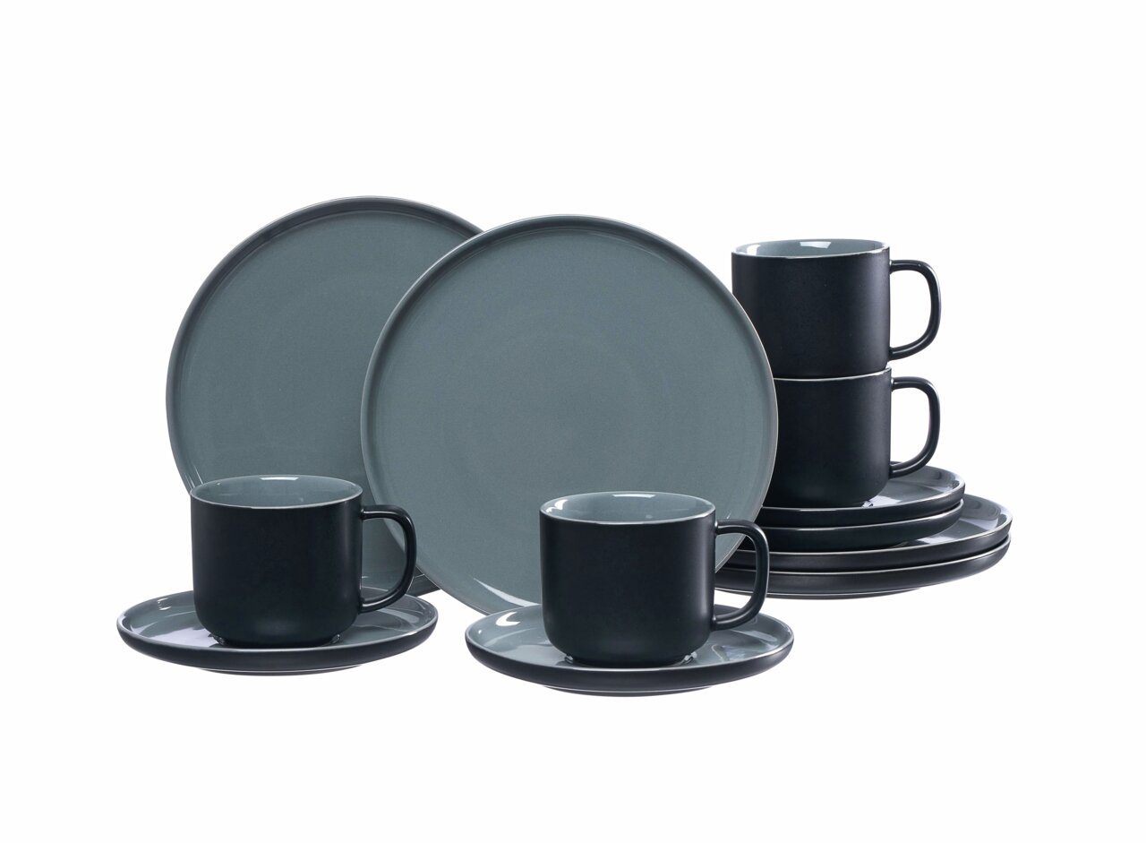 Kaffee-Set Jasper 12-teilig in Schwarz, bestehend aus Tassen, Untertassen und Tellern, aus seitlicher Perspektive fotografiert.