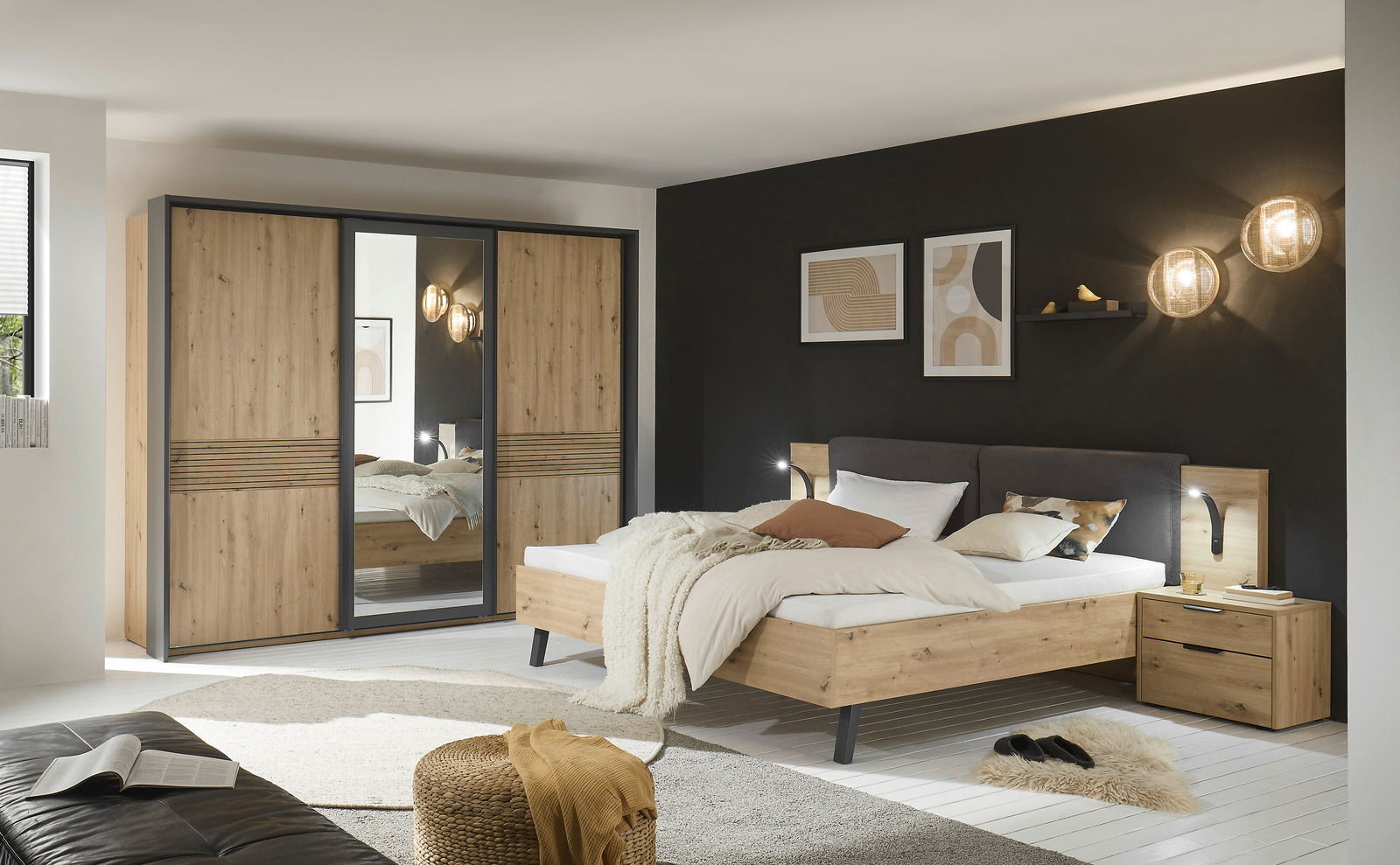 Moderner Schwebetürenschrank mit drei Türen, davon eine mit Spiegel, in einem stilvollen Schlafzimmer mit Holzbett und Nachttisch. Perspektive: Frontalansicht des Schranks.