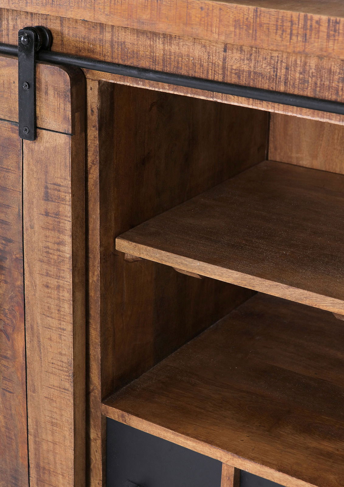 Nahaufnahme eines rustikalen Sideboards aus Holz mit Schiebetür und Regalböden, seitliche Perspektive