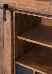Nahaufnahme eines rustikalen Sideboards aus Holz mit Schiebetür und Regalböden, seitliche Perspektive