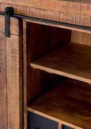 Nahaufnahme eines rustikalen Sideboards aus Holz mit Schiebetür und Regalböden, seitliche Perspektive