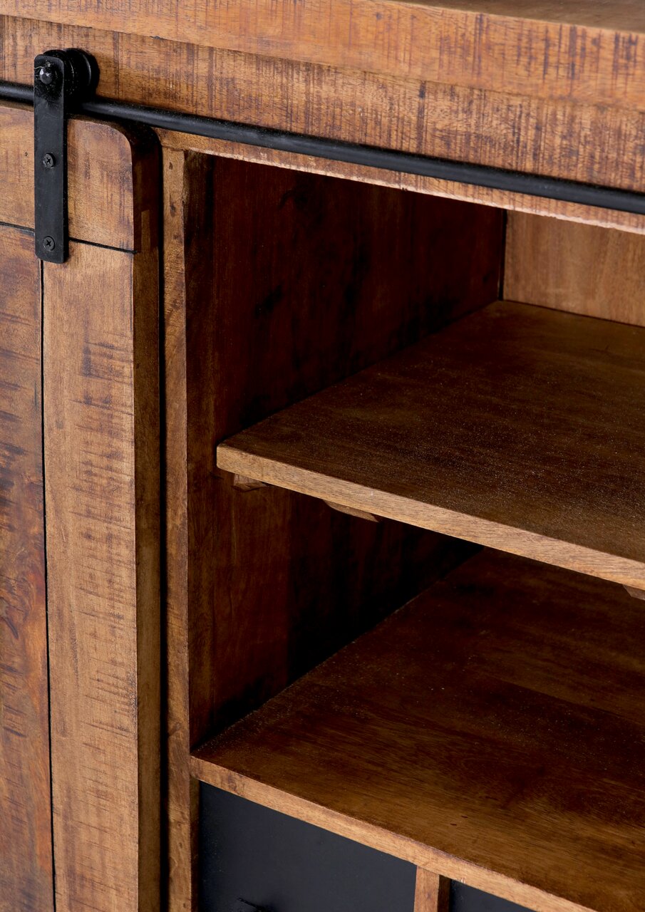 Nahaufnahme eines rustikalen Sideboards aus Holz mit Schiebetür und Regalböden, seitliche Perspektive