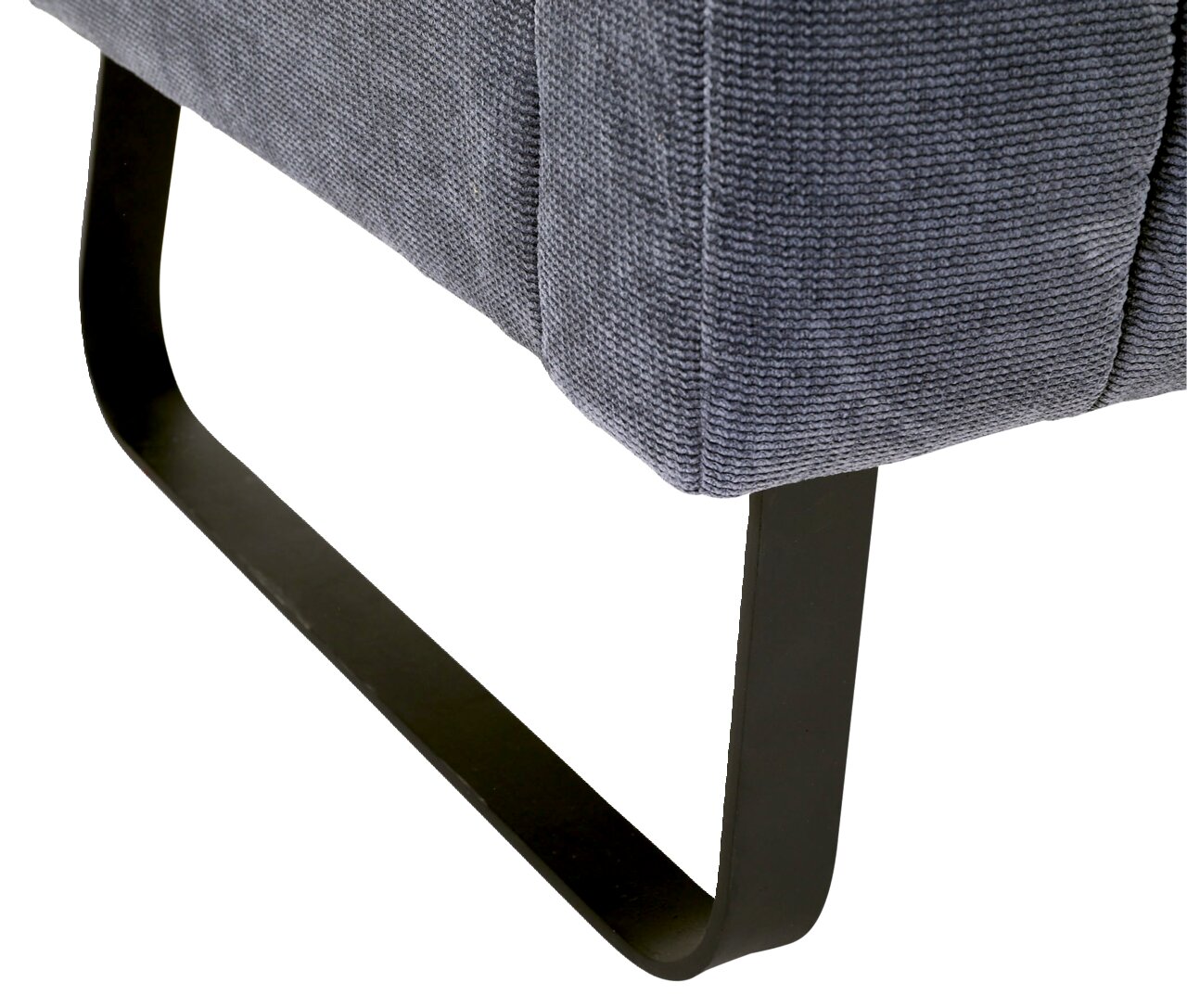 Nahaufnahme einer 2,5er-Sitzbank mit dunkelgrauem Stoffbezug und schwarzem Metallfuß, seitliche Perspektive