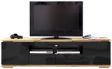 TV-Lowboard aus Holz mit schwarzer Front, darauf ein Fernseher, Kopfhörer und Zeitschriften. Frontalansicht.