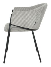 Seitenansicht eines grauen Armlehnstuhls mit geripptem Stoffbezug und schwarzen Metallbeinen.