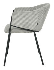 Seitenansicht eines grauen Armlehnstuhls mit geripptem Stoffbezug und schwarzen Metallbeinen.