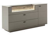 Modernes Sideboard in hellem Grau mit Holzdetails und integrierter Beleuchtung, seitliche Perspektive